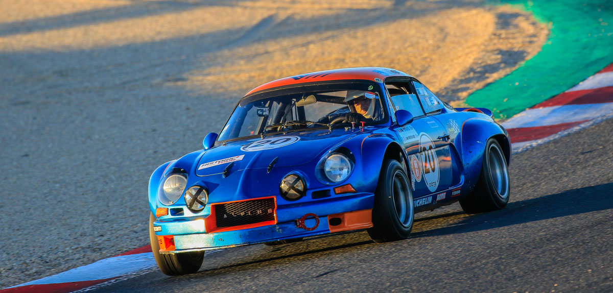 Alpine A110 Groupe 4 bleue en piste, préparée par O-ONE