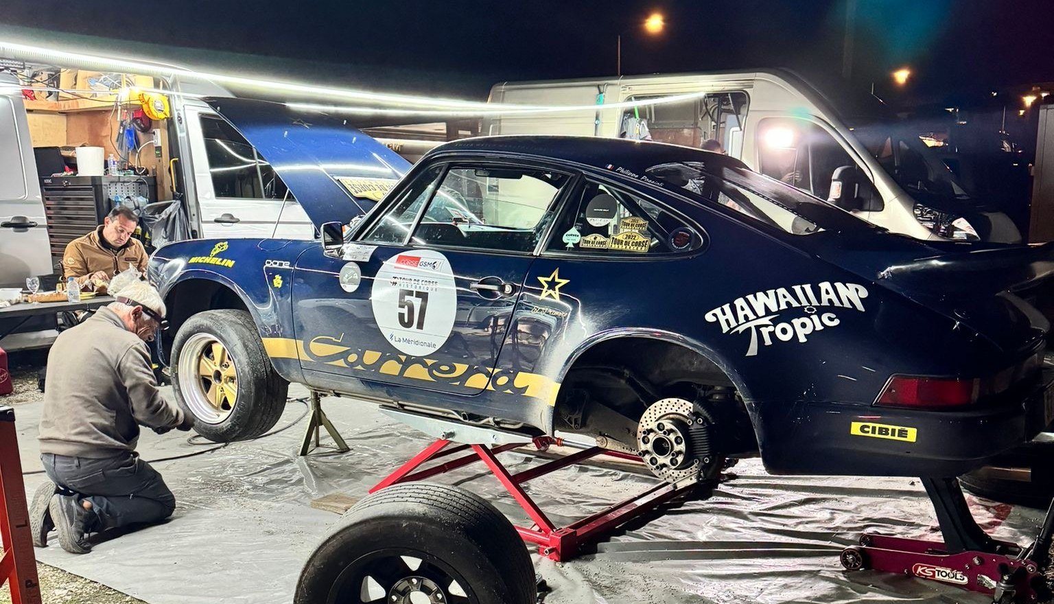 Assistance O-ONE de nuit sur la Porsche 911 RSR pendant le Tour de Corse Historique