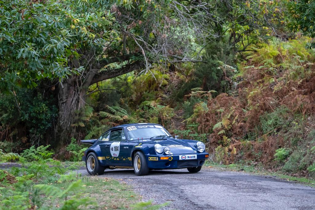 La Porsche 911 RSR 3 litres en spéciale sur une route de montagne, Tour de Corse Historique