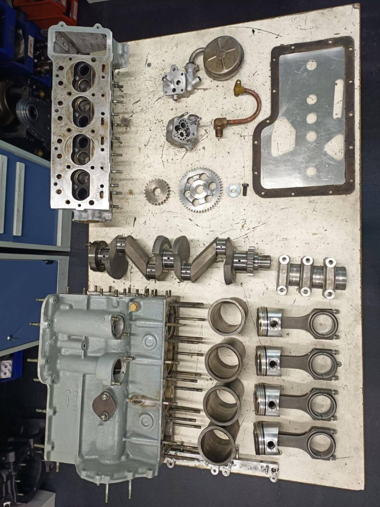 Pièces du moteur Coventry Climax FWA démonté sur l’établi