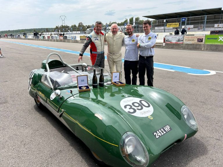 Lotus Eleven châssis 515 n° 39 avec l’équipe dans la voie des stands
