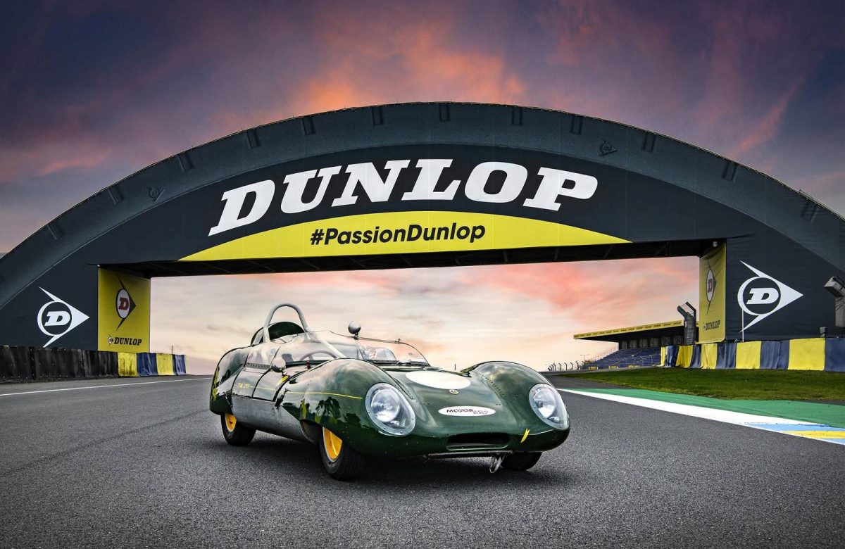 Lotus Eleven châssis 515 sous la passerelle Dunlop du circuit du Mans