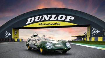 Lotus Eleven châssis 515 sous la passerelle Dunlop du circuit du Mans