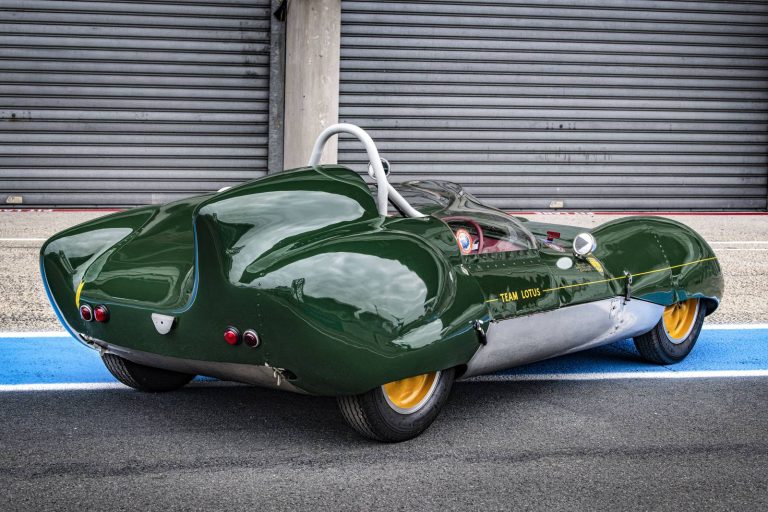 Lotus Eleven châssis 515 vue trois-quarts arrière dans la voie des stands