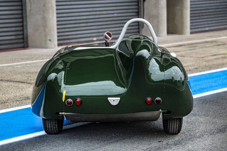 Lotus Eleven châssis 515 vue trois-quarts arrière, carrosserie verte