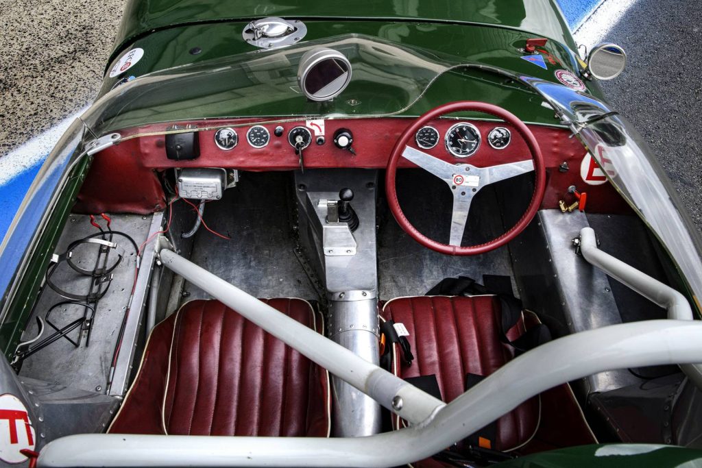 Poste de pilotage de la Lotus Eleven : volant et planche de bord d’origine