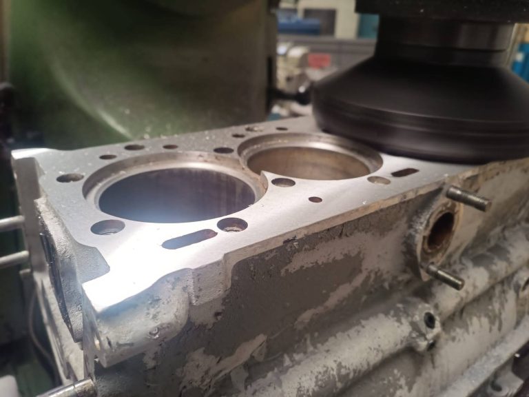 Cylindres du bloc Coventry Climax de la Lotus Eleven après usinage