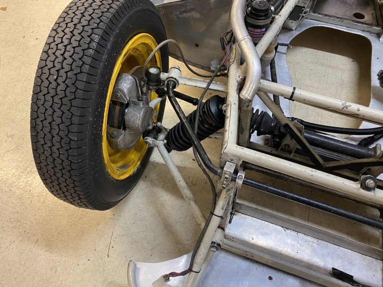 Roue avant et suspension de la Lotus Eleven, carrosserie déposée