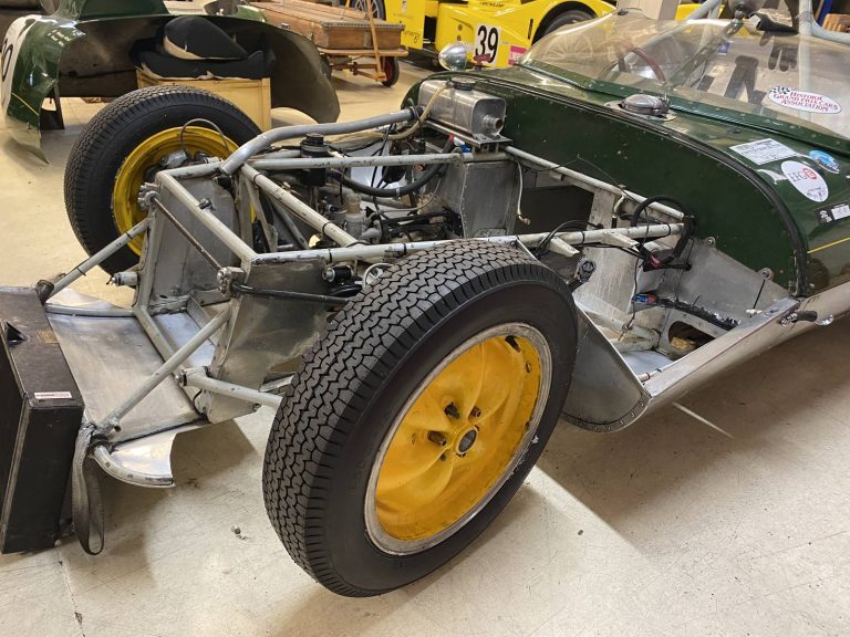 Lotus Eleven carrosserie déposée, châssis tubulaire et trains
