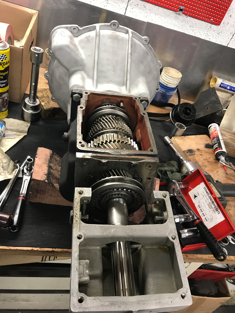 restauration aston martin dbs 1970 38