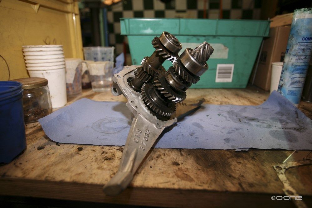 Pièces du moteur monocylindre de la Chausson CHS en cours de réfection