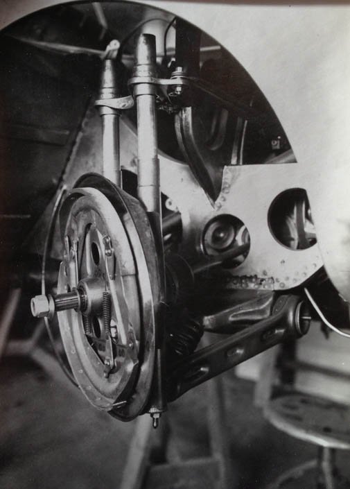 Train avant du prototype Chausson CHS : moyeu, tambour et suspension