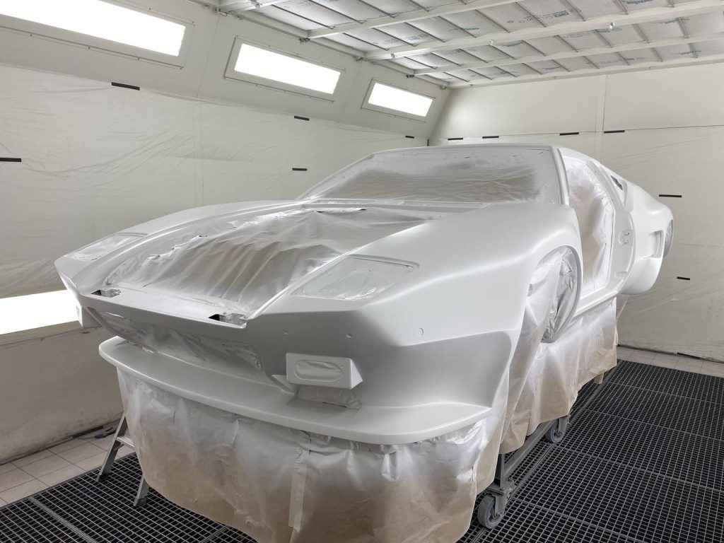 Coque de la Pantera apprêtée en cabine de peinture