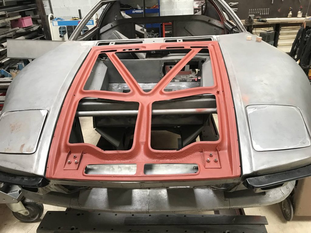 Structure avant de la Pantera reconstruite en tôle neuve apprêtée