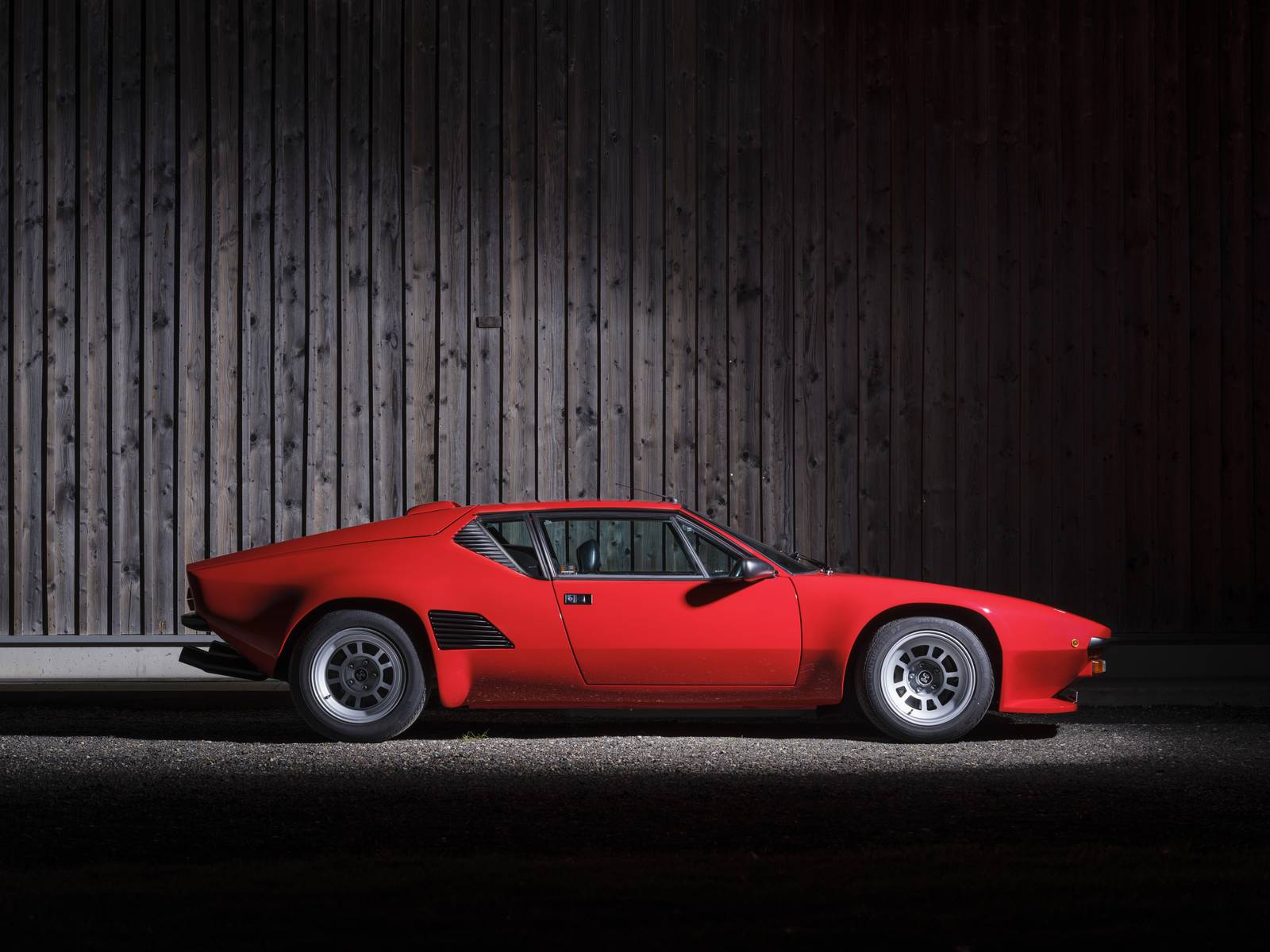 De Tomaso Pantera GT5-S rouge de 1989, vue de profil après sa restauration