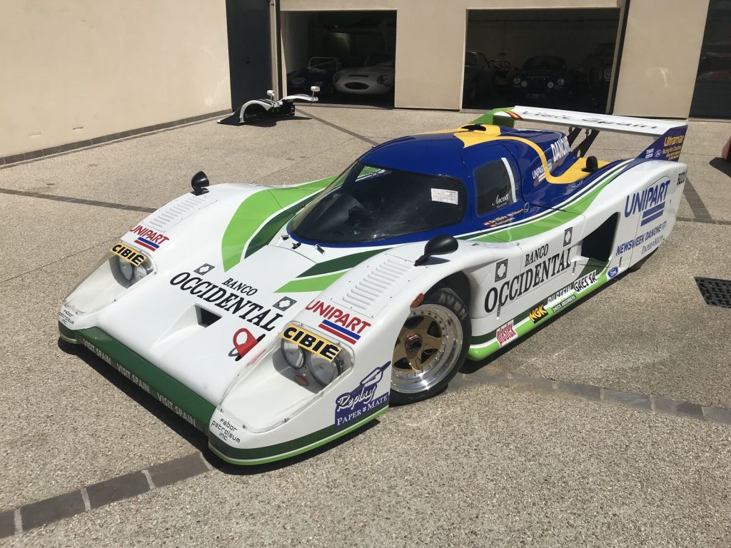 Lola T600 HU3 terminée devant l’atelier O-ONE, dans sa livrée des 24 Heures du Mans 1981