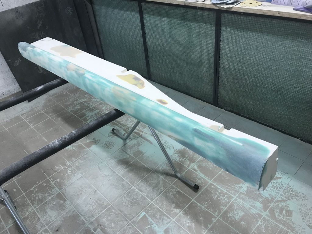 Panneau en polyester de la Lola T600 en cours de réparation