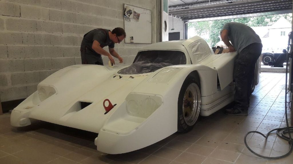 Carrosserie apprêtée de la Lola T600 ajustée sur la voiture