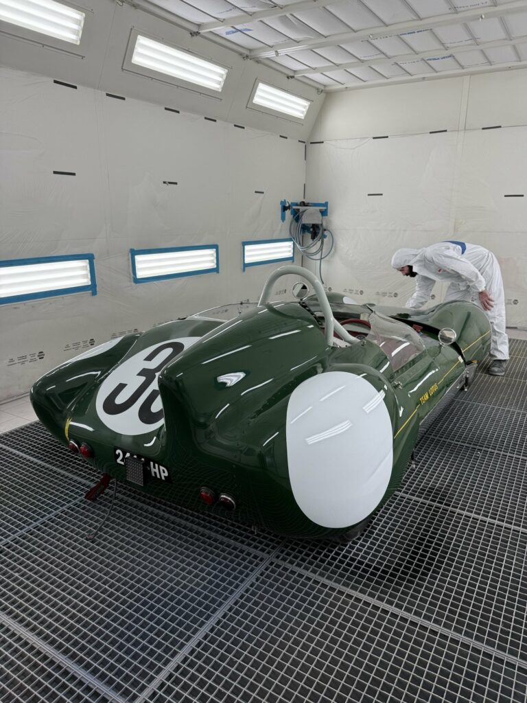 La Lotus Eleven châssis 515 terminée en cabine de peinture, numéro 39 et immatriculation 2411 HP