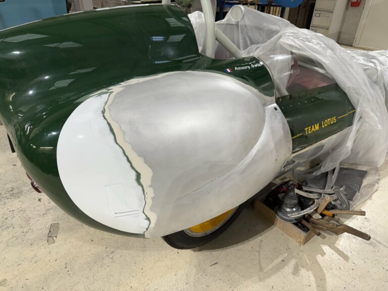 Aile arrière de la Lotus Eleven châssis 515 en préparation, apprêt et vert anglais, atelier O-ONE