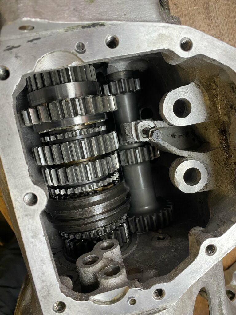Pignons et baladeurs de la boîte de vitesses de la Lotus Eleven châssis 515 dans leur carter ouvert