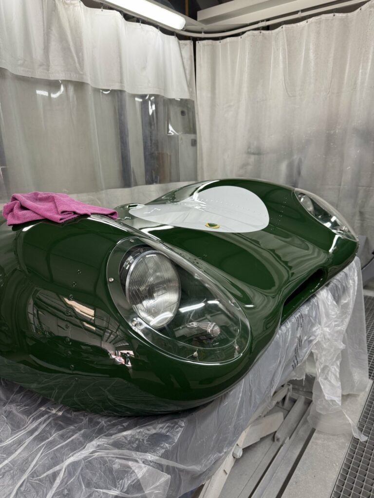 Capot avant de la Lotus Eleven châssis 515 peint en vert anglais avec son ovale blanc et le badge Lotus
