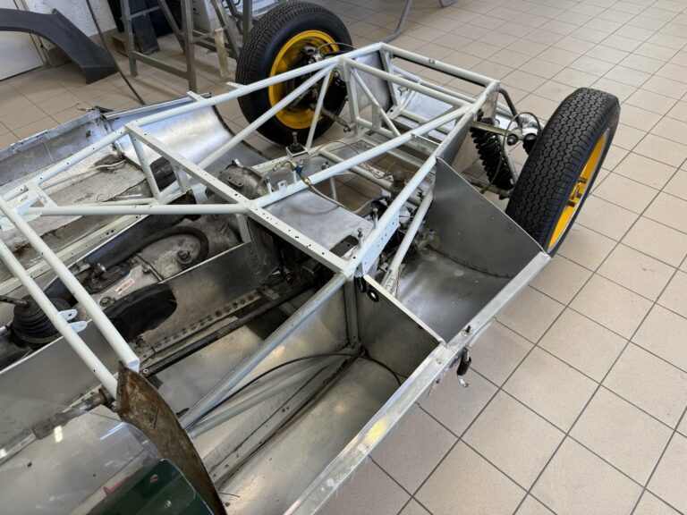 Châssis tubulaire de la Lotus Eleven châssis 515 repeint, trains roulants et pont De Dion montés