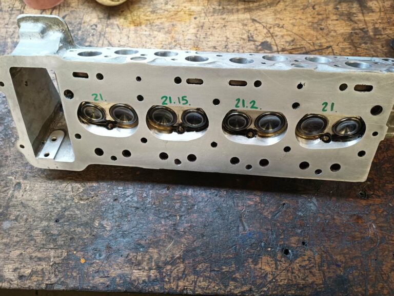 Culasse du Coventry Climax FWA de la Lotus Eleven châssis 515, soupapes et sièges repérés
