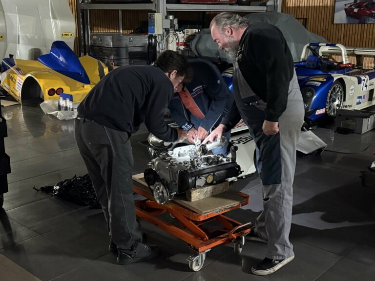Mécaniciens d’O-ONE autour du moteur Coventry Climax de la Lotus Eleven châssis 515