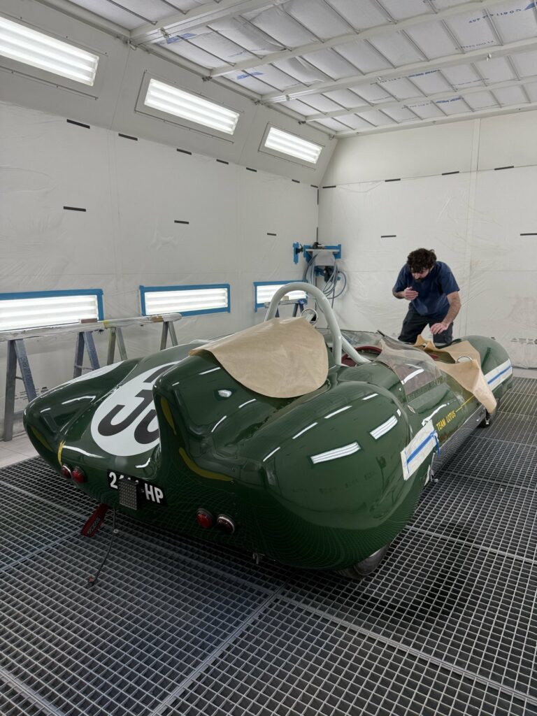 Finitions de la décoration Team Lotus sur la carrosserie verte de la Lotus Eleven châssis 515