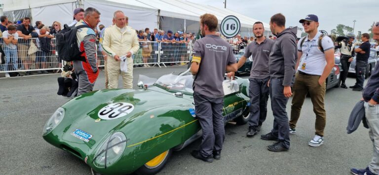 L’équipe O-ONE autour de la Lotus Eleven numéro 39 sur la grille de départ du Le Mans Classic