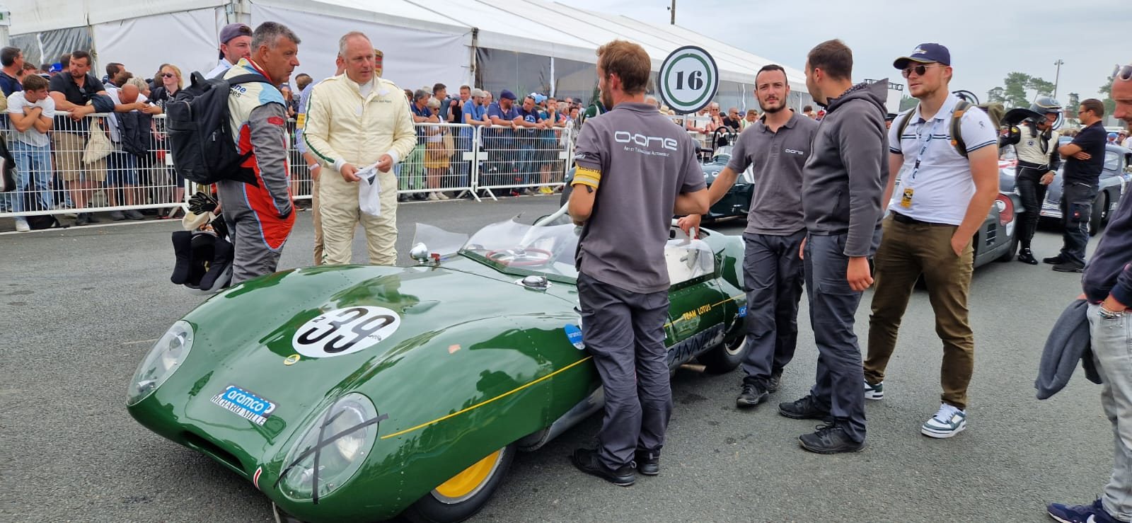L’équipe O-ONE autour de la Lotus Eleven numéro 39 sur la grille de départ du Le Mans Classic