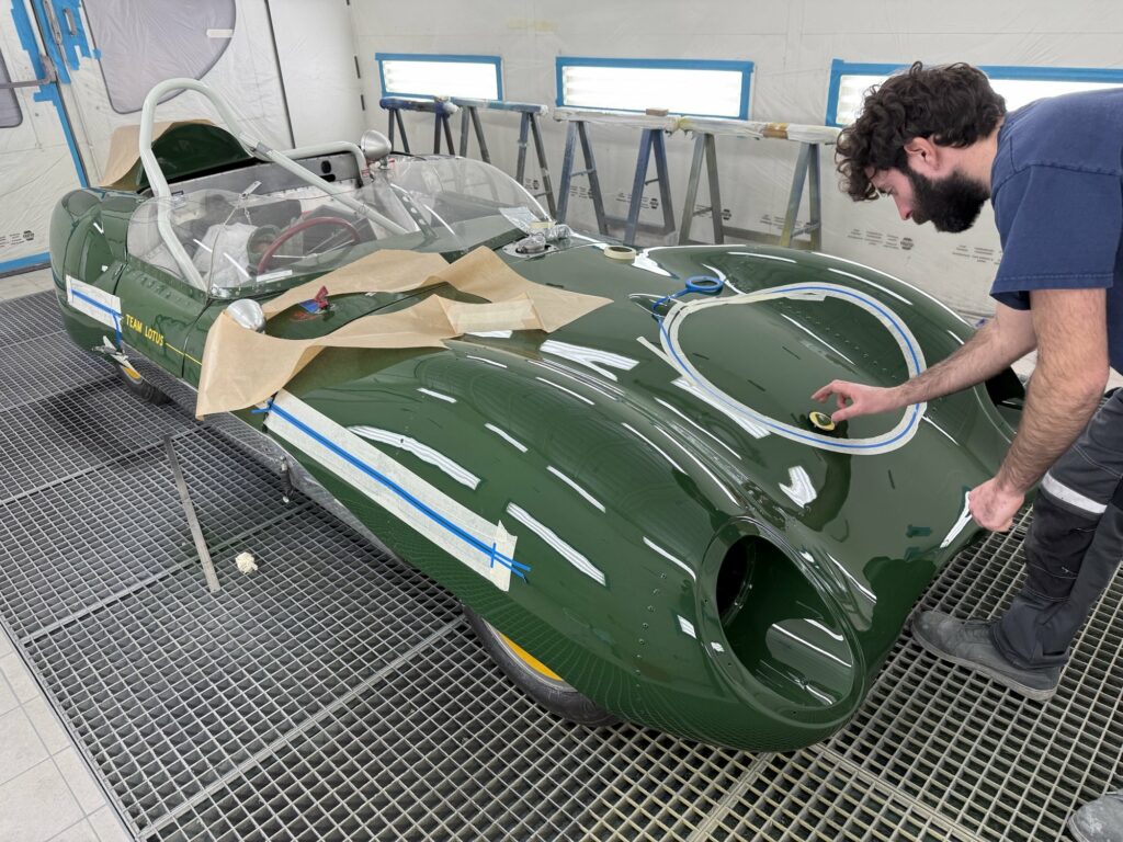 Masquage du numéro 39 sur la carrosserie de la Lotus Eleven châssis 515 avant peinture