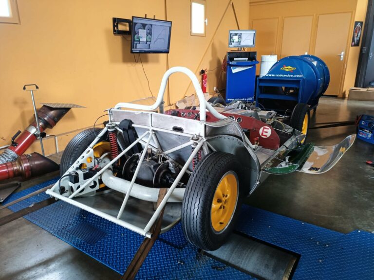 La Lotus Eleven châssis 515 carrosserie déposée sur le banc à rouleaux, mise au point à l’atelier O-ONE