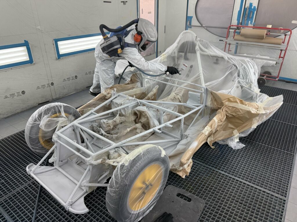 Mise en peinture du châssis tubulaire de la Lotus Eleven châssis 515 en cabine, atelier O-ONE