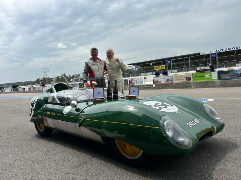 Podium du Grand Prix de l’Âge d’Or 2024 : la Lotus Eleven et ses deux pilotes, coupes et champagne