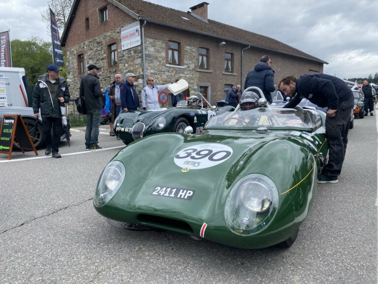 La Lotus Eleven numéro 390 et les mécaniciens d’O-ONE au Spa Classic