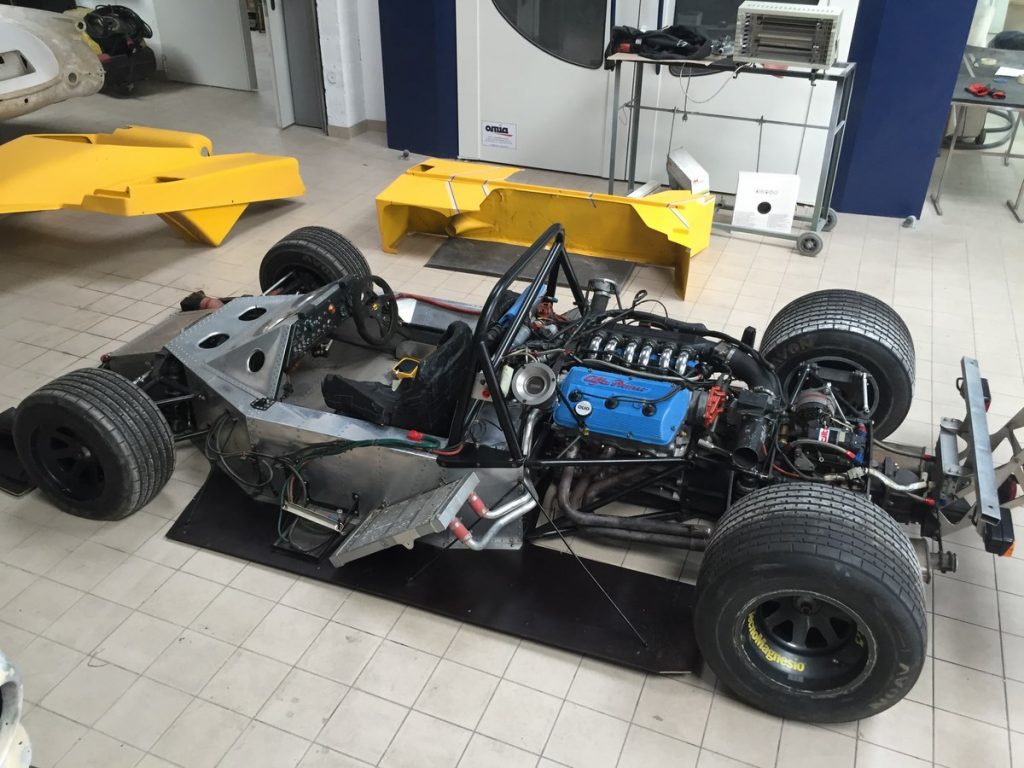 Lucchini SP91 sur ses roues, moteur V6 installé, carrosserie déposée