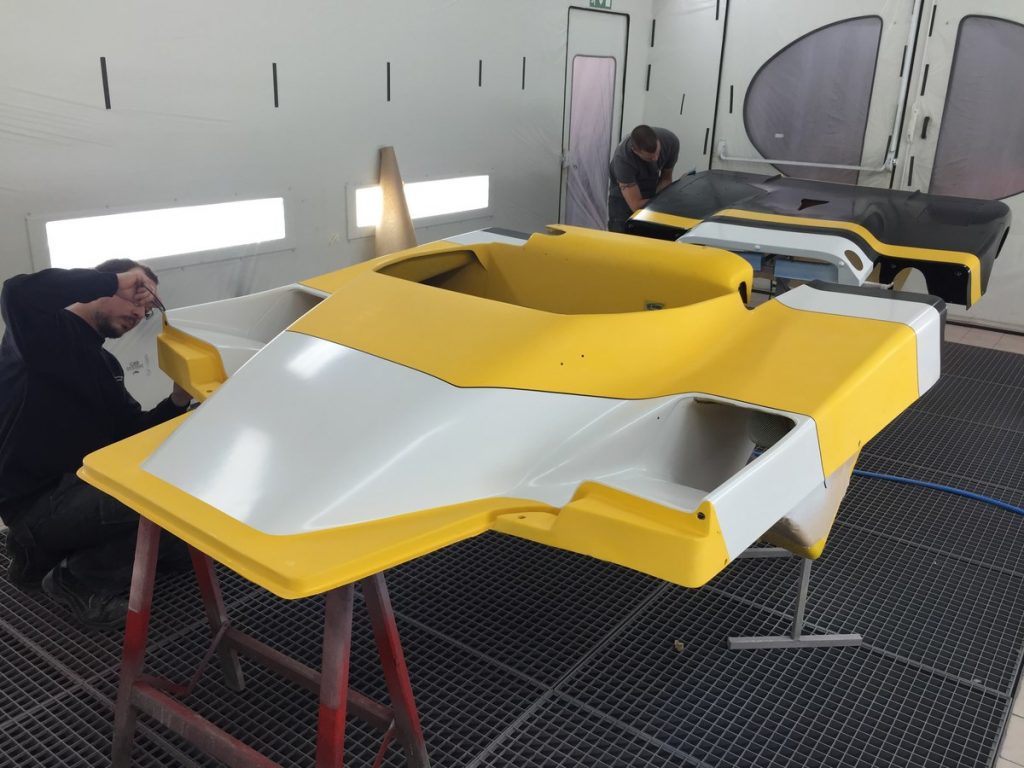 Carrosserie arrière de la Lucchini SP91 apprêtée et peinte en jaune en cabine
