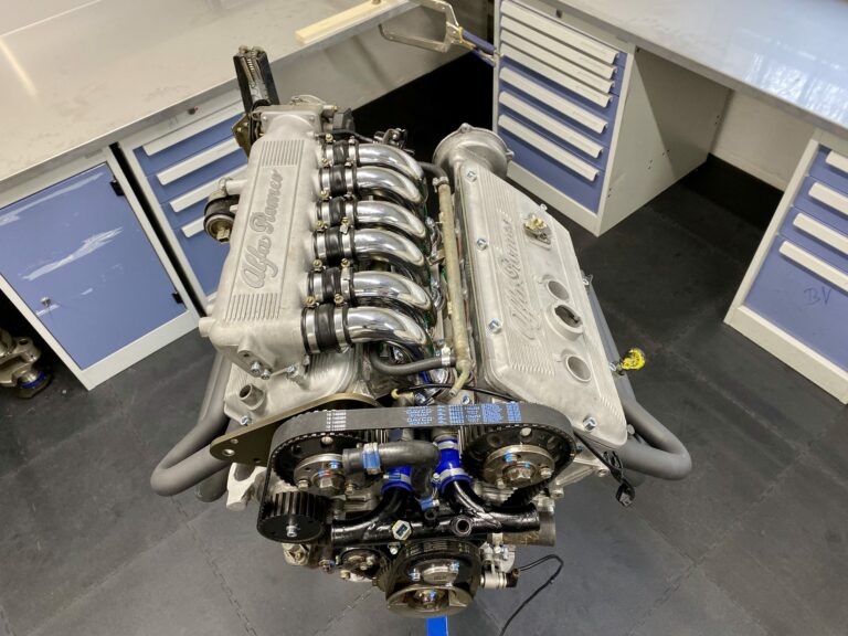 Distribution et collecteurs d’admission du V6 Alfa Romeo de la Lucchini SP91