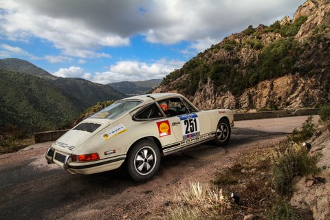 Porsche 911 2.2 E de 1970 assistée par O-ONE au Tour de Corse Historique