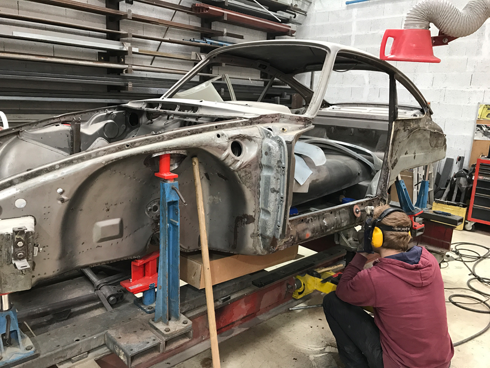 restauration porsche 911 st replica 11