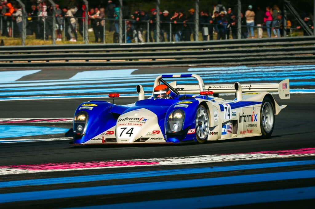 Reynard 2KQ LMP900 n° 74 en course, vue trois-quarts avant devant le public