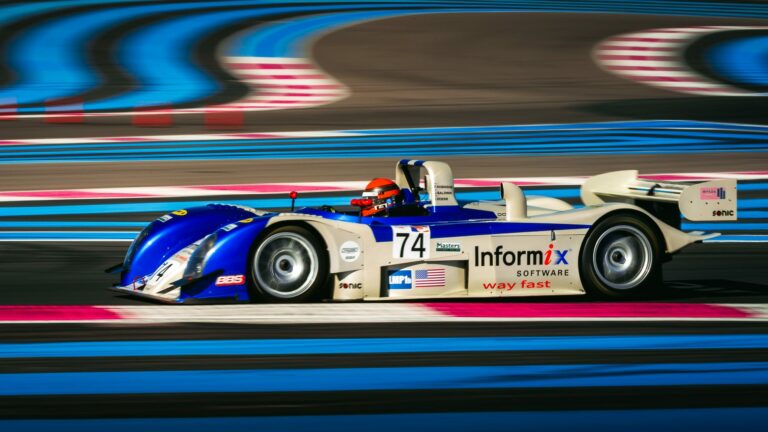 Reynard 2KQ LMP900 n° 74 en piste, vue de profil, livrée Informix bleu et blanc