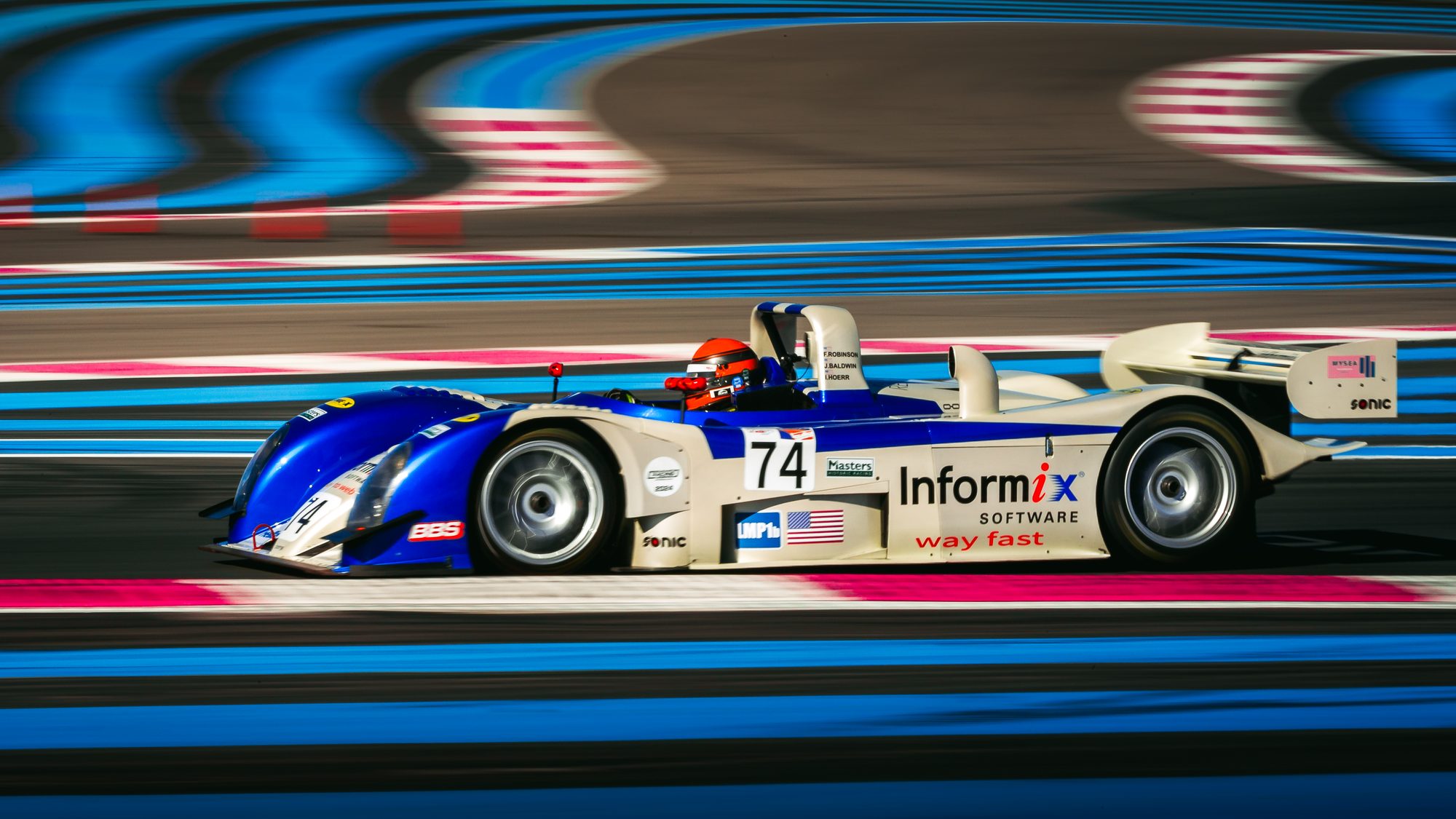 Reynard 2KQ LMP900 n° 74 en piste, vue de profil, livrée Informix bleu et blanc
