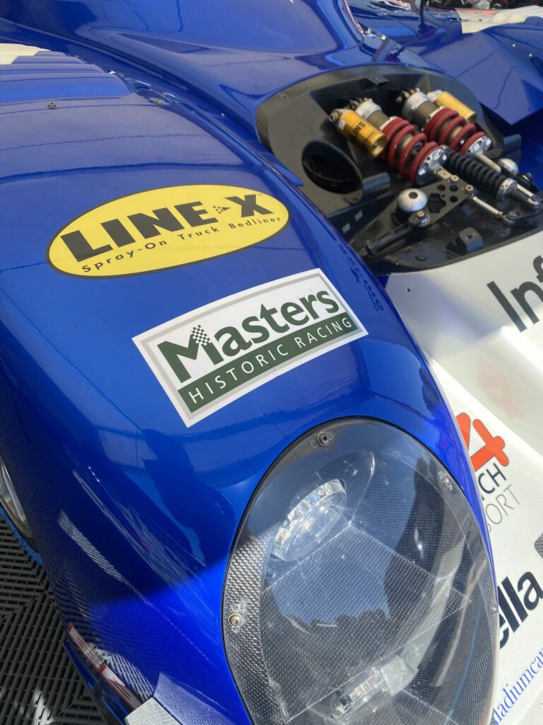 Avant de la Reynard 2KQ : autocollant Masters Historic Racing et suspension avant