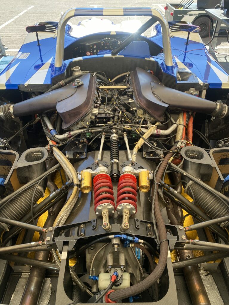 Compartiment moteur de la Reynard 2KQ : faisceau, V8 Mopar et amortisseurs Öhlins