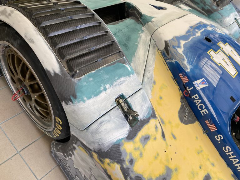 Riley & Scott Mk III en cours de peinture, roue BBS montée