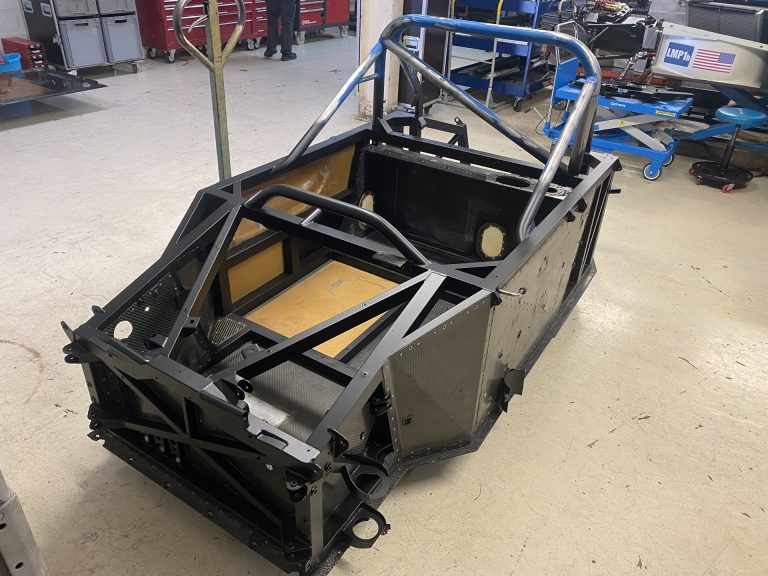 Châssis et cellule de la Riley & Scott Mk III en cours de remontage