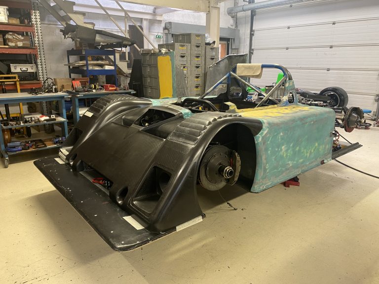 Riley & Scott Mk III en cours de remontage, cellule et carrosserie